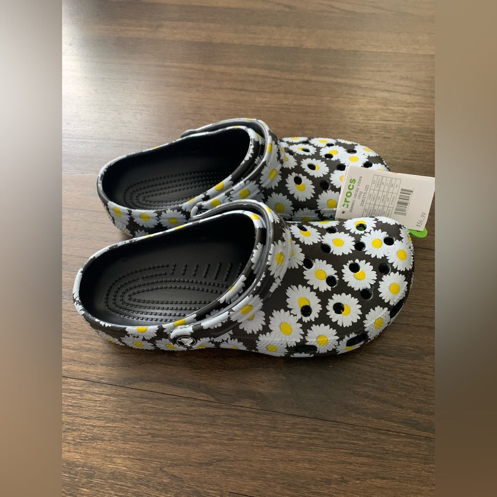 Crocs Classic Vacay Vibes Clog in Daisy 🌼 Print